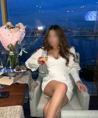 Мои услуги включают различные виды массажа, стриптиз, эротические игры и многое другое. Я знаю, как расслабить и удовлетворить тебя до крайности. У меня есть отличные отзывы от моих клиентов, которые подтверждают мою профессиональность и внимание к деталям. Посмотри мои фото, чтобы увидеть, какая я искусная и привлекательная. Живу в Москве и готова встретиться с тобой в моей уютной квартире или приехать к тебе. 🌃✨🔥 Алина